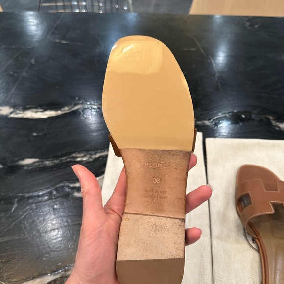 ✨ Hermes Oran Flat Sandal - Caramel/Gold ✨ - Picture 6 of 11